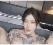 《网络时代的爱情：推特网红龙猫夫妇CarrieButterfly和Onlyfans的爱情故事》