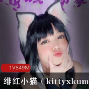 微博超级网红绯红小猫：模仿猫粘人、可爱性感的美少女